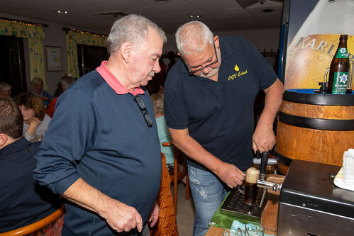 Der Heimwart überwachte die ordnungsgemäße Durchführung der "Ziehung"
